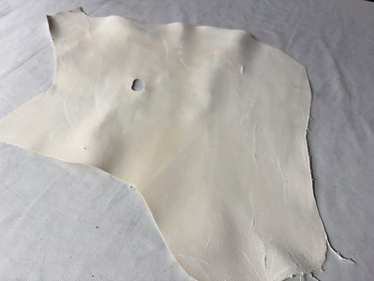 キョン革セーム革従来タイプ　生成りカラー　Bランク16ds　0.8ｍｍ　ヌバック　　秋原皮　虫刺され・傷あり