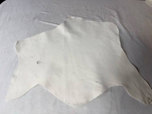 キョン革セーム革従来タイプ　生成りカラー　Bランク18ds　0.6ｍｍ　ヌバック　　秋原皮　虫刺され・傷あり