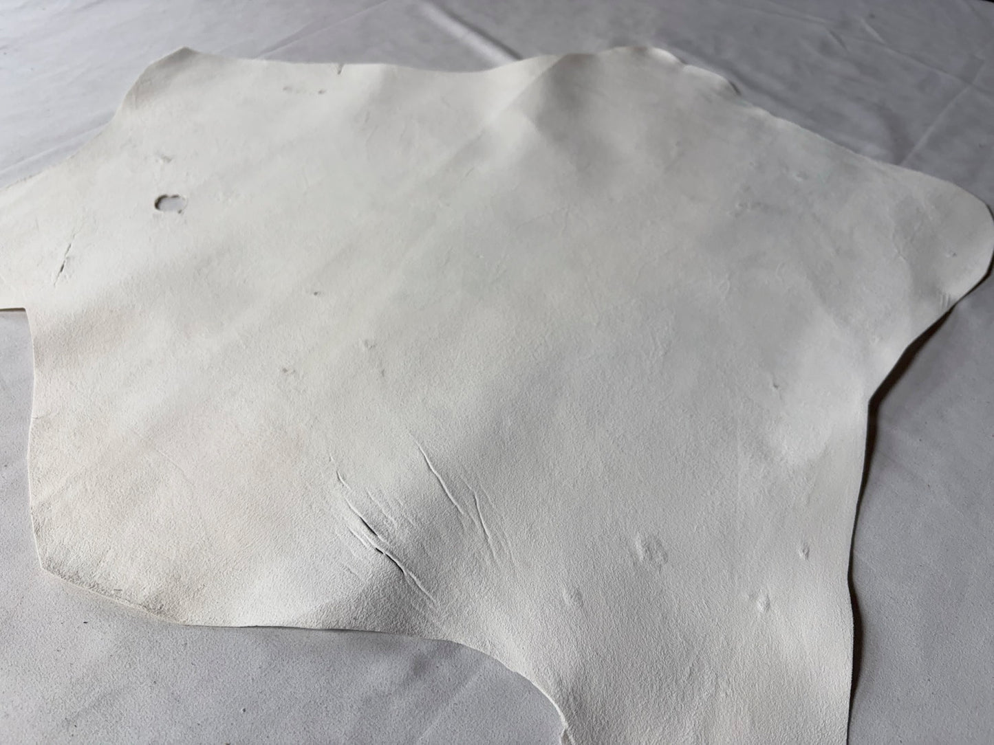 キョン革セーム革従来タイプ　生成りカラー　Bランク18ds　0.6ｍｍ　ヌバック　　秋原皮　虫刺され・傷あり