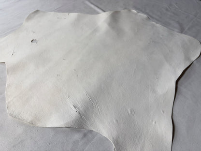 キョン革セーム革従来タイプ　生成りカラー　Bランク18ds　0.6ｍｍ　ヌバック　　秋原皮　虫刺され・傷あり