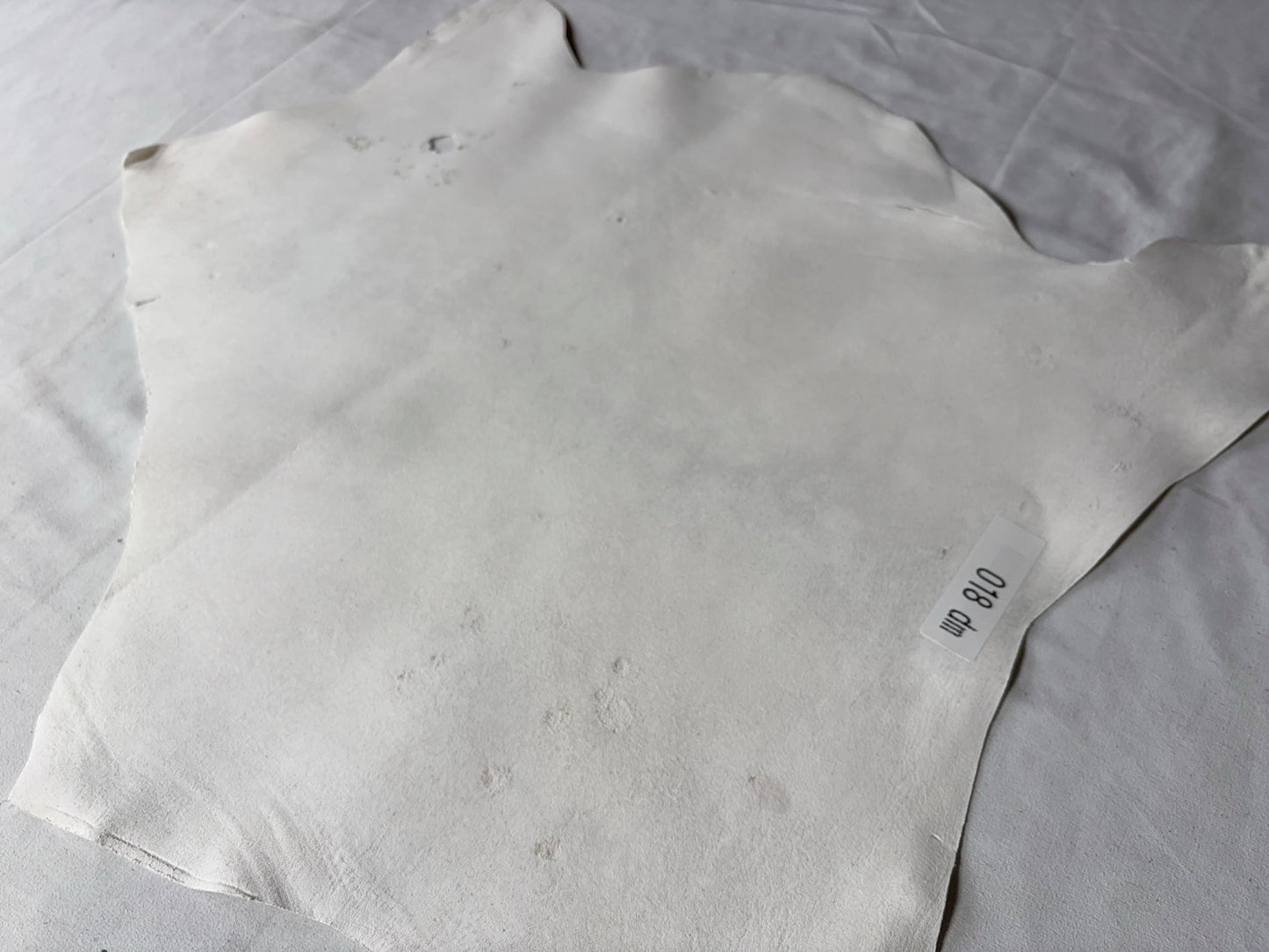 キョン革セーム革従来タイプ　生成りカラー　Bランク18ds　0.6ｍｍ　ヌバック　　秋原皮　虫刺され・傷あり