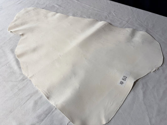 キョン革　セーム革従来タイプ　生成りカラー　Bランク19ds　0.8ｍｍ　ヌバック　　秋原皮　虫刺され・傷あり