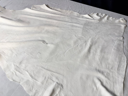 シカ革セ ーム革ヌバック　従来タイプ　　生成りカラーレザーAランク　57ds　0.7㎜ ②　穴あり