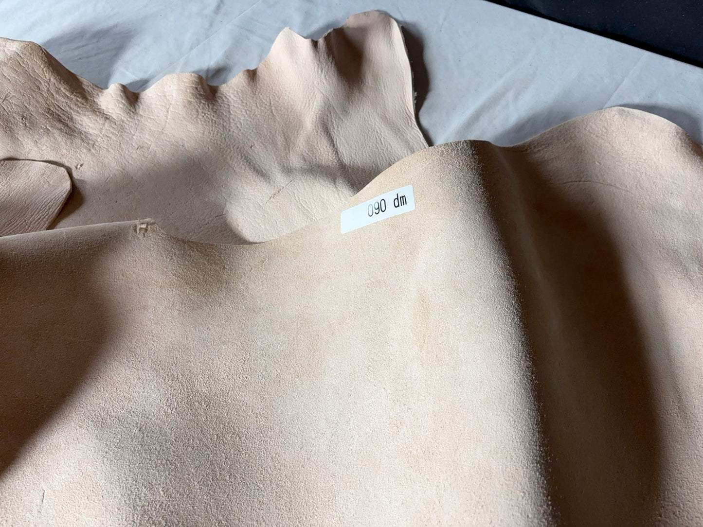 山の主　シカ革(ヌメ)ソフトタイプ　生成りカラーAランク90ds　2ｍｍ　銀面あり　